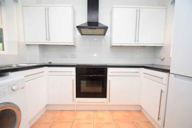 Flat to rent in Malmers Well Road, High Wycombe, Buckinghamshire