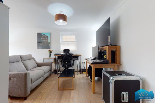 Flat for sale in Osier Crescent, London