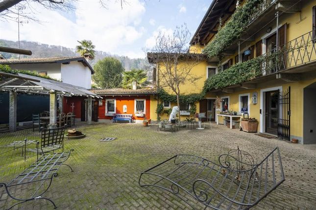 Town house for sale in Lesa, Piemonte, 28040, Italy