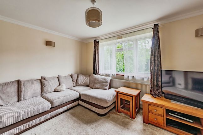 18, Kenrick Square, Redhill photo 3