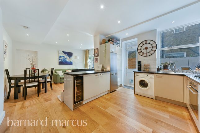 Flat for sale in Clapham Common North Side, London