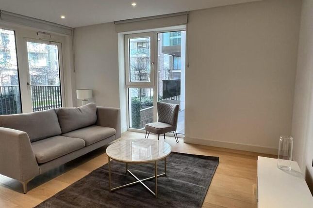 Lincoln Apartment, Fountain Park, Way,, London photo 3