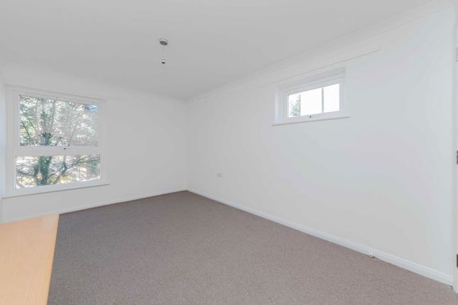 Flat 8, Barrett Court, Jubilee Close, London photo 4