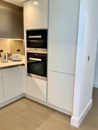 Flat to rent in Albert Embankment, London