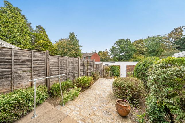 25, Oaklands, Haslemere photo 3