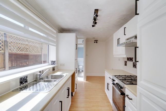 6, Lennard Row, Aveley photo 4