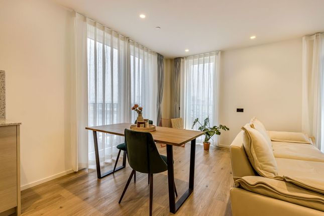 Flat 106 ,Curlew House, 1 Hawser Lane, London photo 4