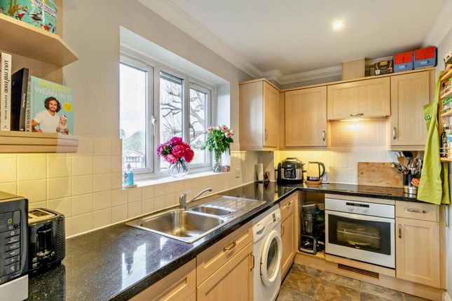 8 Willow Court, Springwell Lane, Rickmansworth photo 4