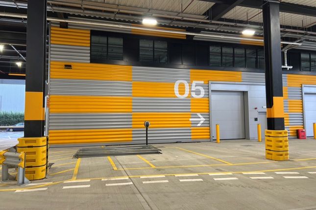 Warehouse to let in Creek Road, Barking