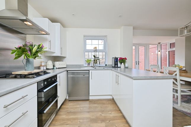 4, Dickens Close, Northampton photo 4