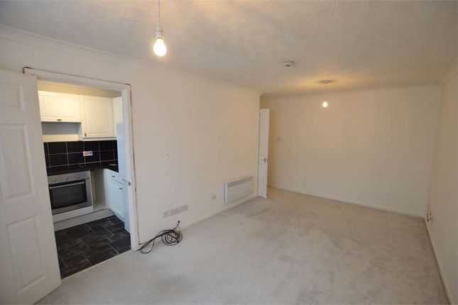 Flat to rent in Winston Close, Greenhithe