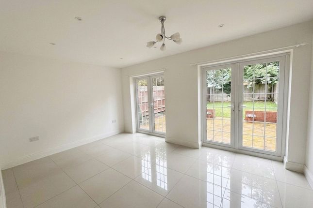 1 Risley Close, Morden photo 4