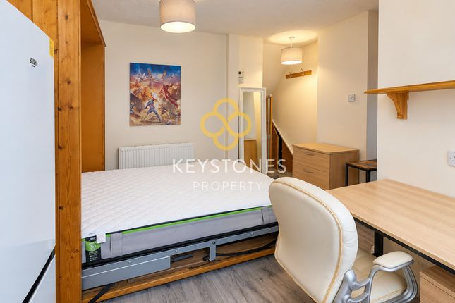 Flat Room 1, 168, Avon Way, Colchester photo 3