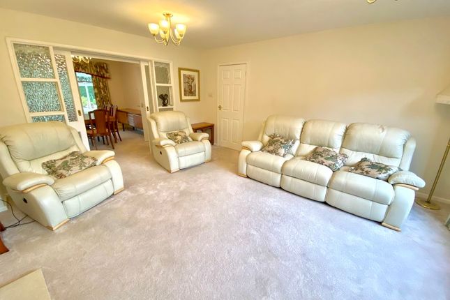 4, Crest Close, Fareham photo 3