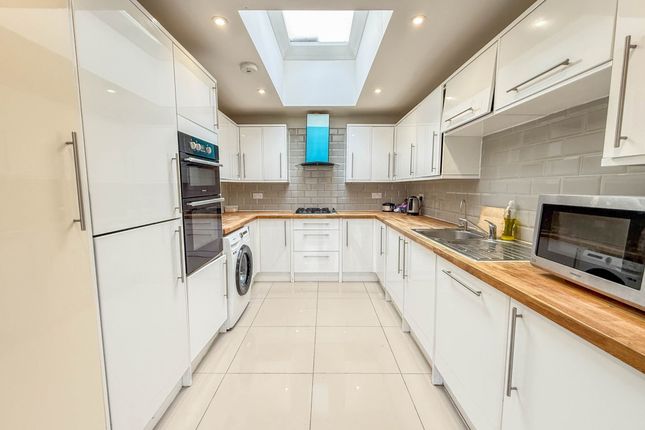 29 Penrose Avenue, Watford photo 3