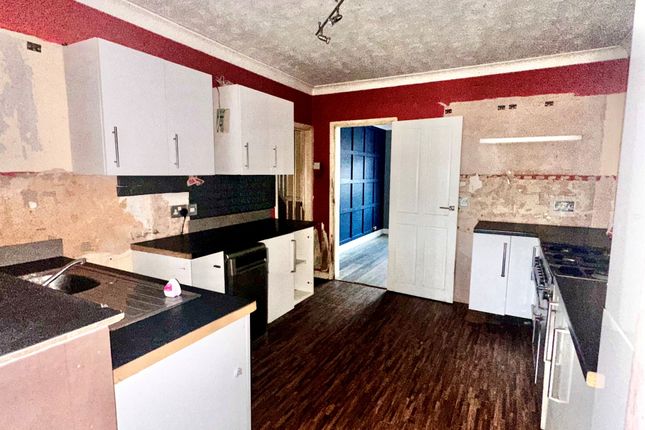 26, Wembley Avenue, Lancing photo 3