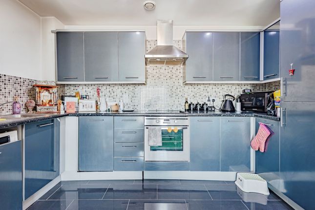 2-bed flat on Flat 8, Parkham House, Reynolds Avenue, Redhill, £250,000