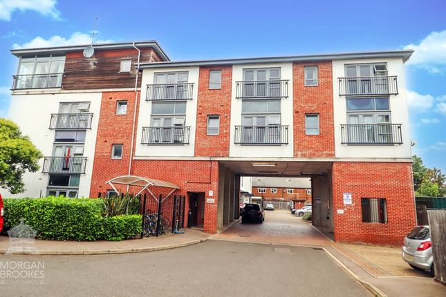 Flat for sale in Riverside Close, Romford