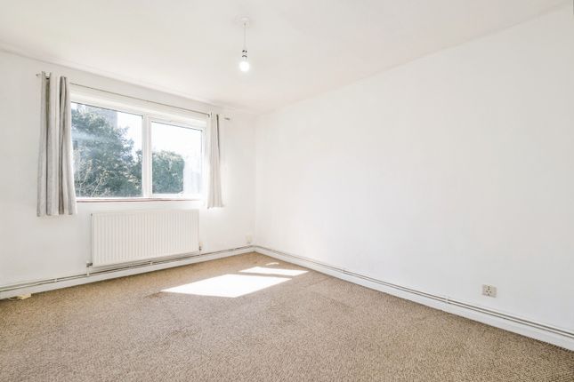 37, Chaplaincy Gardens, Hornchurch photo 3