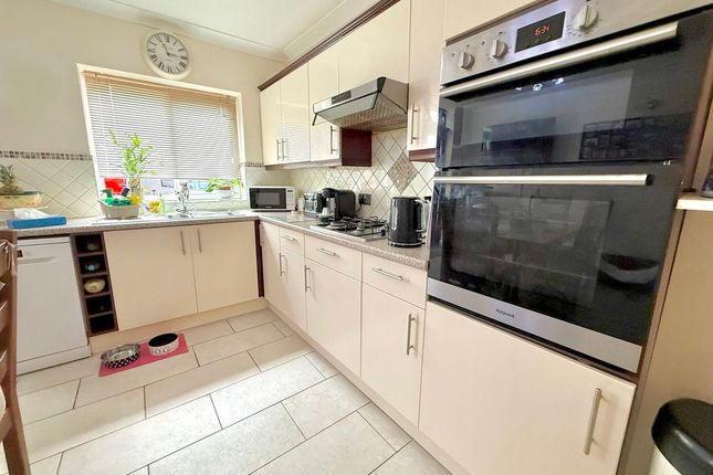 21, Periwinkle Lane, Dunstable photo 3