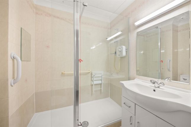 Flat 26, Masters Court, Wood Lane, Ruislip photo 4