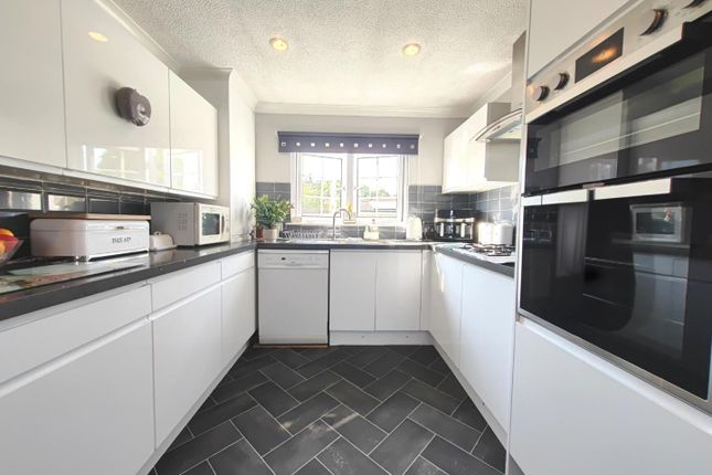28, Devon Close, Sandhurst photo 4