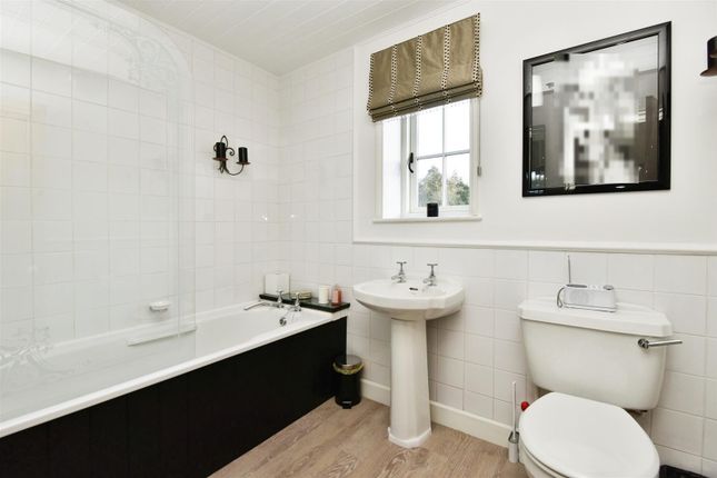 Bathroom1.Jpg
