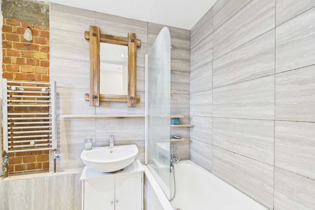 5 Breton House, St. Saviours Estate, London photo 3