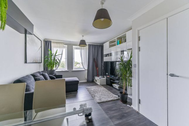Flat for sale in Solent Court, Norbury, London