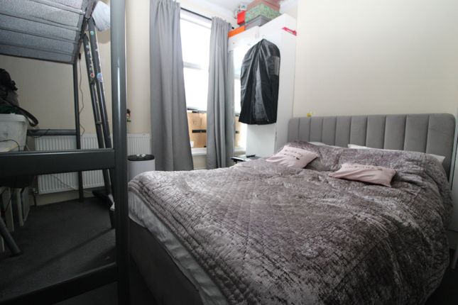 First Floor Flat, 128 Kempe Road, London photo 4