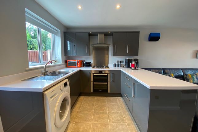 26 St. Matthews Close, Crewe photo 4