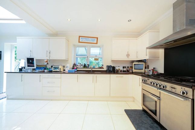 26, Denewood Close, Hertfordshire photo 4