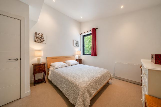 Flat B, 175, Replingham Road, London photo 2