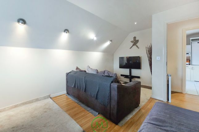 Flat 12, Augusta Court, London photo 3