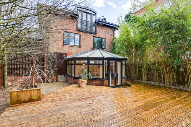 Thumbnail Property to rent in Dukes Head Yard, London