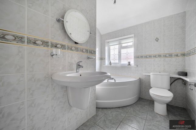 64, Maple Crescent, Slough photo 4
