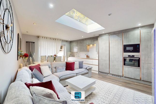34 Seton Gardens, Dagenham photo 3