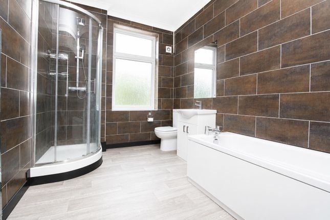304, Blackburn Road, Darwen photo 2
