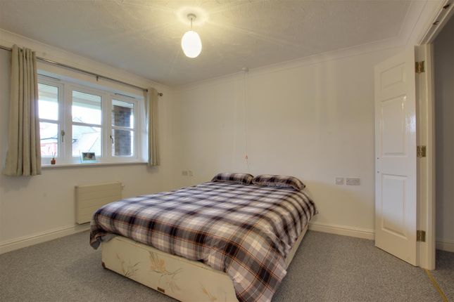 Flat to rent in Newsholme Drive, London