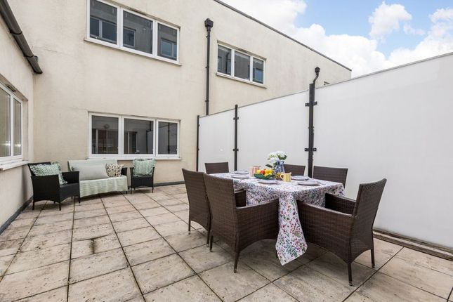 9 Robert Court, 4, Sternhall Lane, London photo 2