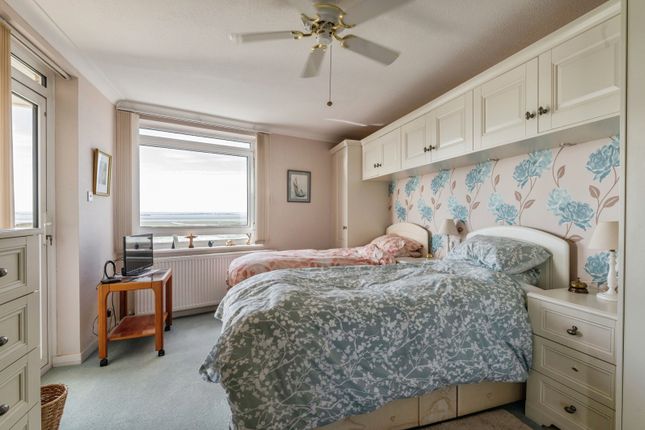 Flat 2, Stangate, 1, The Leas, Essex photo 4