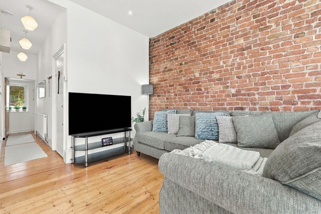 Flat B, 110 Amhurst Road, London photo 3
