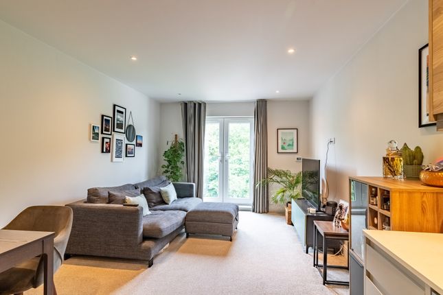 Thumbnail Flat for sale in Woodland Court, Soothouse Spring, St. Albans, Hertfordshire