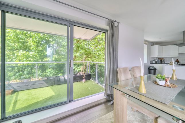Flat 12, Spa House, 303, Streatham High Road, London photo 3