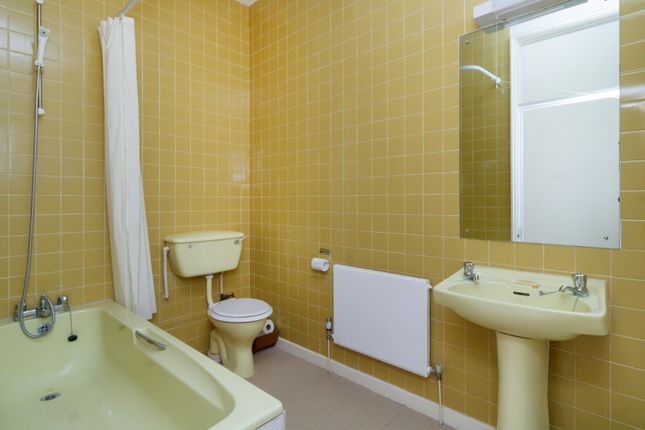 Flat for sale in Waldershare, Dover