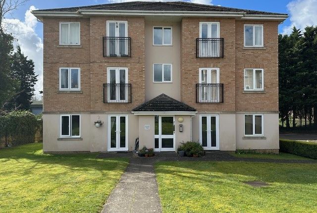 Thumbnail Flat for sale in Tarn Howes Close, Thatcham