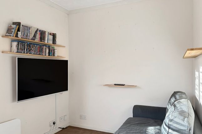 14, Clingoe Court, Colchester photo 3