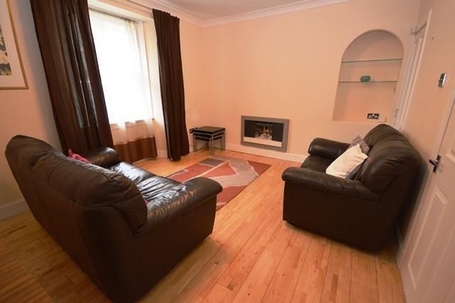 Thumbnail Flat to rent in Simon Square, Edinburgh