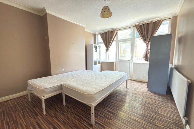16, Farley Hill, Luton photo 3