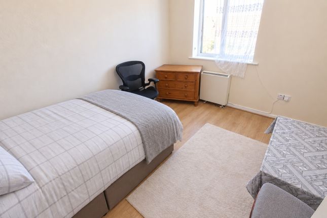 77, Streamside Close, London photo 4